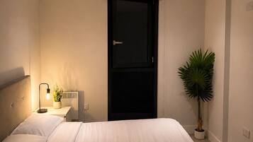 Iron/ironing board, bed sheets