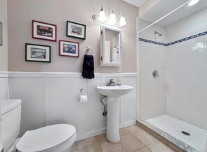 Towels, toilet paper - Quaint apartment with AC in charming St. Augustine (St. Augustine)