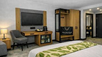 Escrivaninha, cortinas blackout, ferros/tábuas de passar roupa