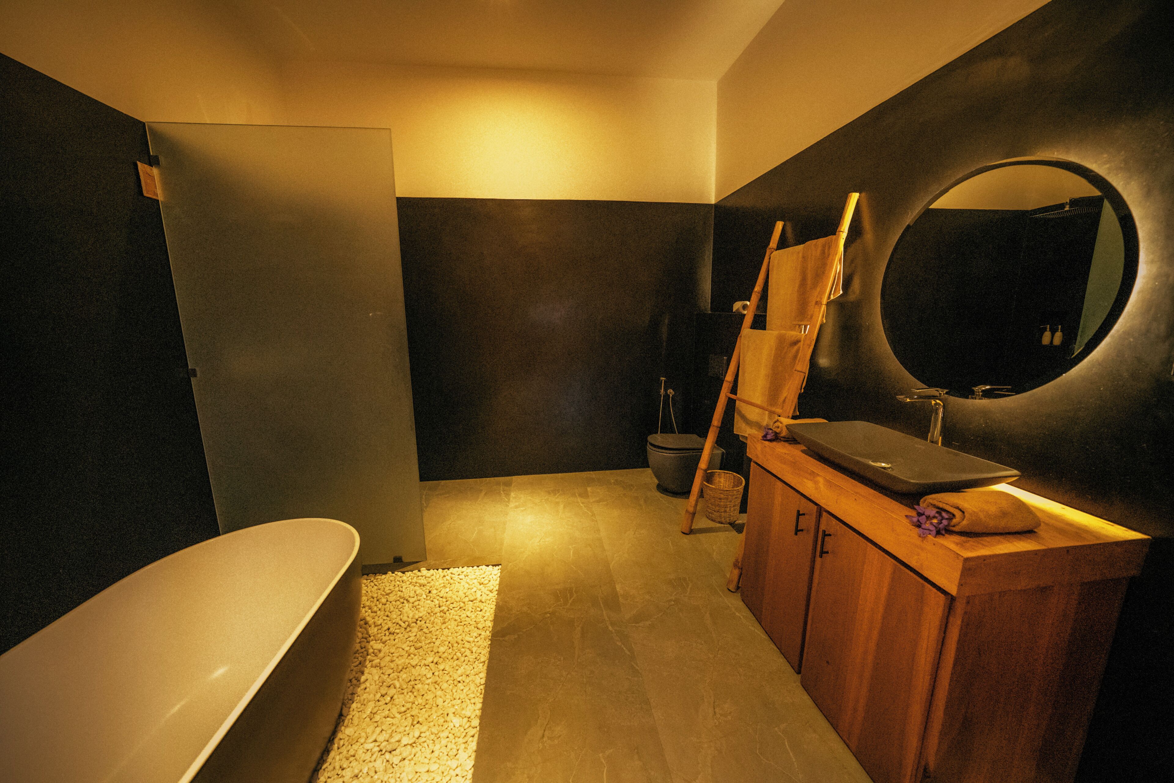 Deluxe Double Room | Bathroom | Combined shower/tub, free toiletries, hair dryer, towels