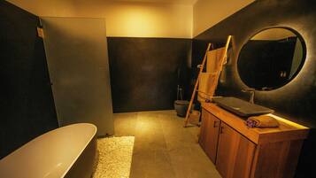 Deluxe Double Room | Bathroom | Combined shower/tub, free toiletries, hair dryer, towels