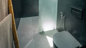 Deluxe Double Room | Bathroom | Combined shower/bathtub, free toiletries, hair dryer, towels