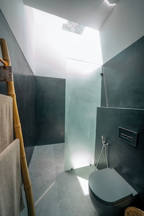 Deluxe Double Room | Bathroom | Combined shower/tub, free toiletries, hair dryer, towels