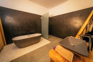 Deluxe Double Room | Bathroom | Combined shower/tub, free toiletries, hair dryer, towels - The 180 villa (Galle)