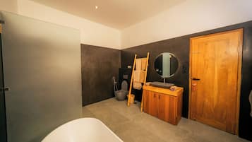 Deluxe Double Room | Bathroom | Combined shower/bathtub, free toiletries, hair dryer, towels
