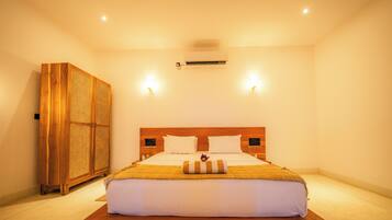 Deluxe Double Room | Desk, laptop workspace, free WiFi