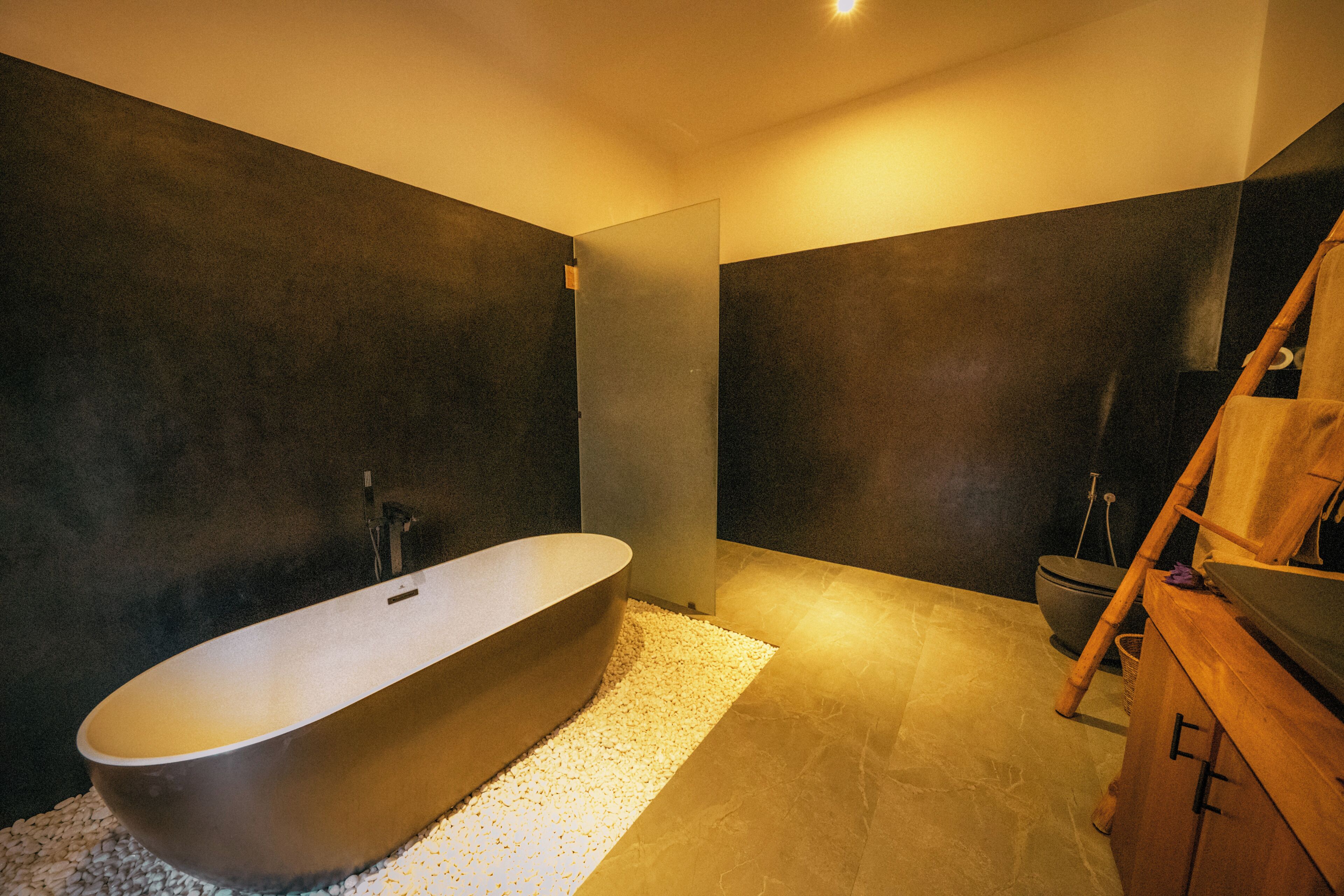 Deluxe-Doppelzimmer | Badezimmer | Duschwanne, kostenlose Toilettenartikel, Haartrockner, Handtücher