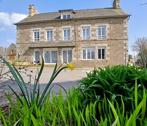 Exterior detail - Comfortable group gite ideally located in Brittany. Pets welcome (Mellé)