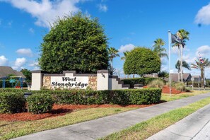 A sign for West Stonebridge with a clear sky and palm trees. - Pelicans Landing - Three Bedroom House, Sleeps 6 (Davenport)