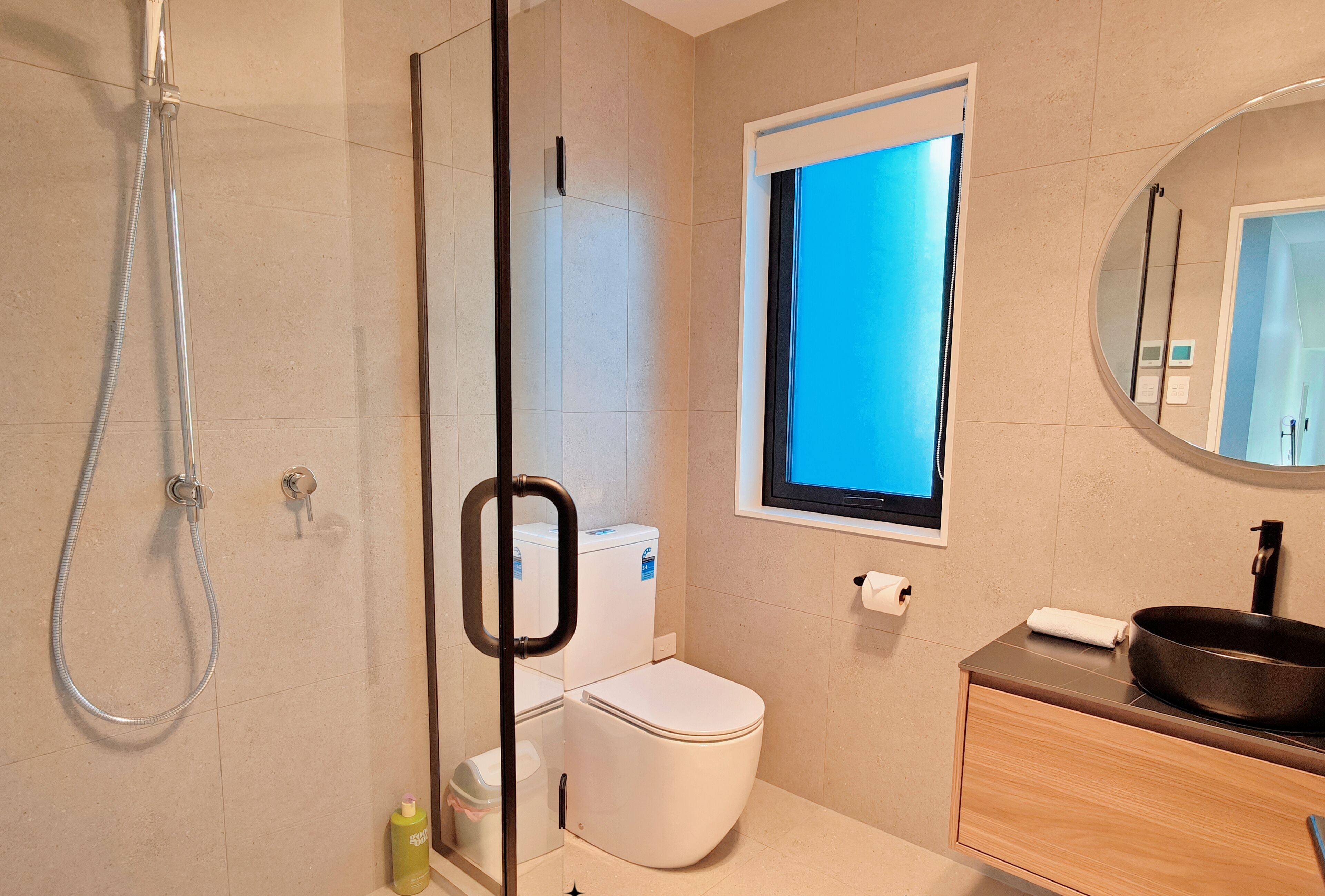 Dusche, Haartrockner, Handtücher, Seife