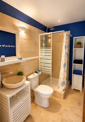 シャワー、タオル、石鹸、トイレットペーパー