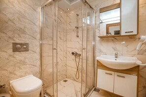 Dusche, Haartrockner, Hausschuhe, Handtücher