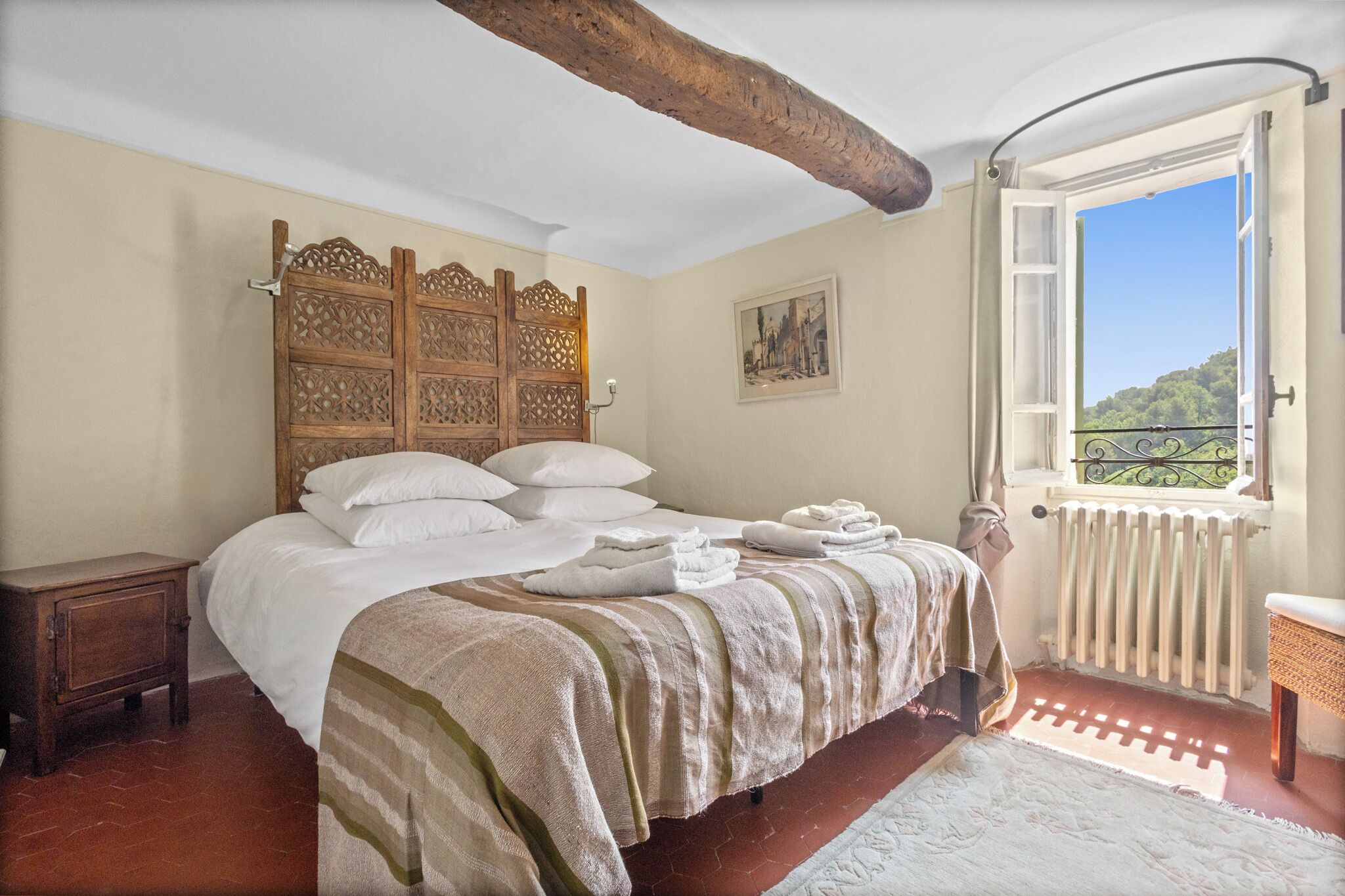 5 bedrooms, iron/ironing board, internet, bed sheets