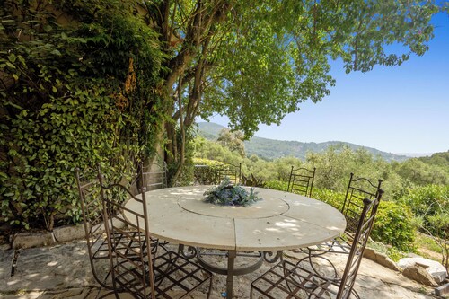 Mas provençal avec piscine sur 3 ha en restanques. Animaux bienvenus