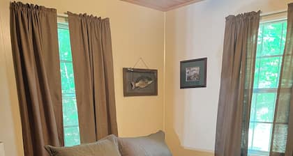 Cozy 2-bedroom cabin in welcoming Dierks with AC on Dierks Lake Blue Ridge