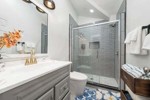 Hair dryer, towels, soap, toilet paper - Beautiful Home - Clean & Bright (Sanford)
