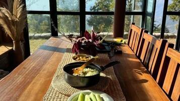 Deluxe Villa, Balcony, Garden View | Dining