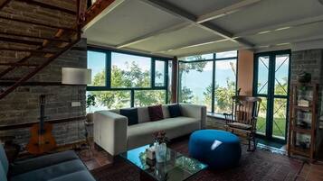 Deluxe Villa, Balcony, Garden View | Living area