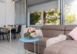Living area - Leora Deluxe Apartment  (Split)