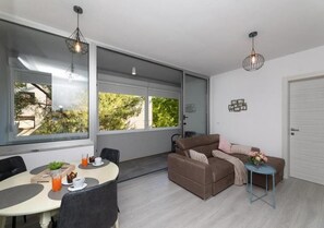 Dining - Leora Deluxe Apartment  (Split)