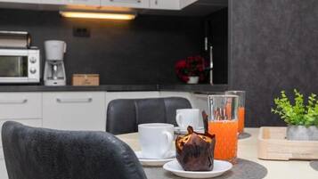Appartamento Deluxe, balcone, vista città | Pasti