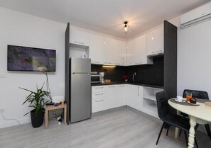 Private kitchen - Leora Deluxe Apartment  (Split)