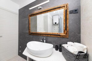 Bathroom - Leora Deluxe Apartment  (Split)