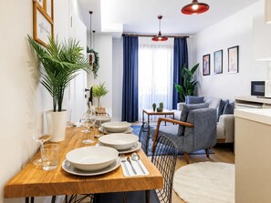 Dining - Charming 2 Bedroom Apartment At Monnas Suite (Istanbul)