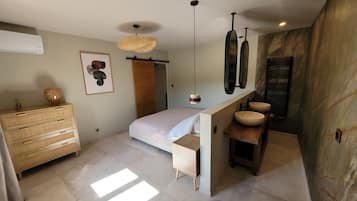 3 bedrooms, travel cot, WiFi, bed sheets