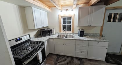 2-bedroom saltbox cottage in Mousam lakes region of southern Maine