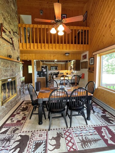 Lazy Deer Lodge - 4 bedroom, deck, big yard, pool table