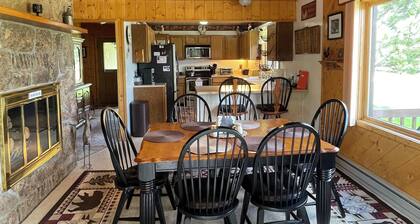 Lazy Deer Lodge - 4 bedroom, deck, big yard, pool table