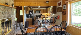 Lazy Deer Lodge - 4 bedroom, deck, big yard, pool table