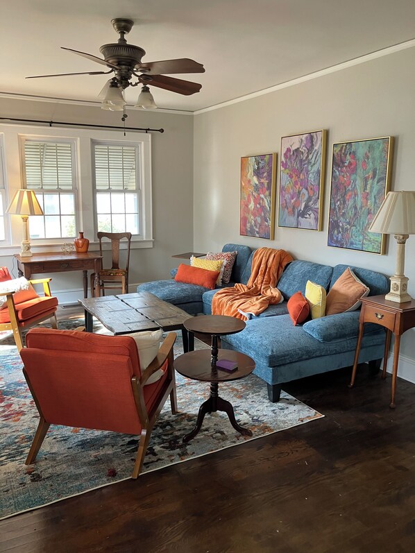 Living area - Long Term PRIVATE BED & BATH with Use of Entire Home! One half mile from PC! (Clinton)