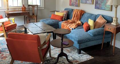 Long Term PRIVATE BED & BATH with Use of Entire Home! One half mile from PC!