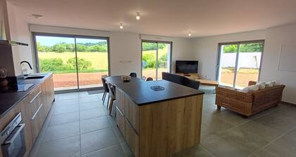 Completely renovated 18th century Basque farmhouse, in a quiet location with views of the hills.