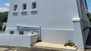 Un edificio con un letrero que dice 'DOMUS Hostel' y 'L'HOSPITALITÉ CHRÉTIENNE'.