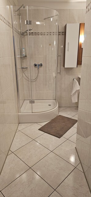 Shower, hair dryer, towels, soap - Vrbo Property (Velbert)