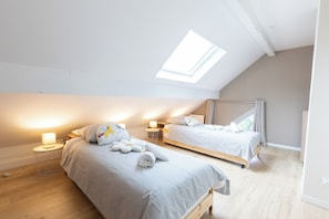 Tabla de planchar con plancha, wifi gratis y ropa de cama 