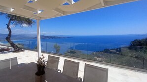A balcony with a clear view of the sea and mountains. - Stone Villa Vasiliki Private Pool & Sea View (Corfu)