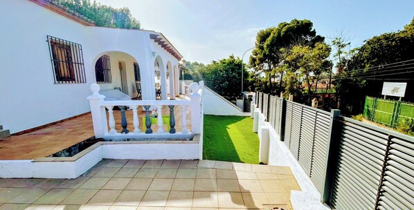 Property grounds - Vrbo Property (Denia)
