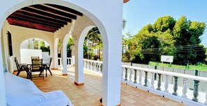 Outdoor dining - Vrbo Property (Denia)