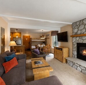 Smart TV, fireplace - Quiet Walk to Slopes Condo 660 (Mammoth Lakes)
