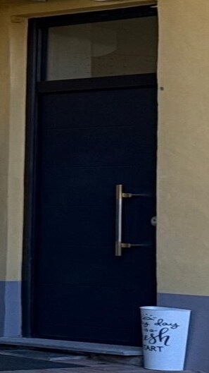 A closed black door with a metal handle and a small window above it. - MiniHome Turin (Torino)