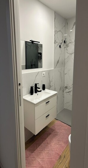 Douche, sèche-cheveux, bidet, serviettes fournies