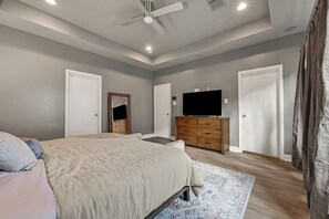 3 bedrooms, iron/ironing board, free WiFi, bed sheets - Modern EaDo Home - Walk to Convention Center, Stadiums & Downtown (Houston)