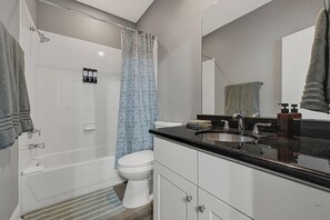 Shower, jetted tub, hair dryer, towels - Modern EaDo Home - Walk to Convention Center, Stadiums & Downtown (Houston)