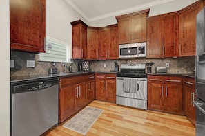 Private kitchen - Modern EaDo Home - Walk to Convention Center, Stadiums & Downtown (Houston)