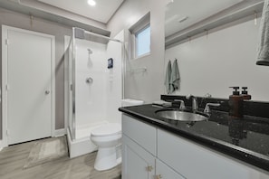 Shower, jetted bath, hair dryer, towels - Modern EaDo Home - Walk to Convention Center, Stadiums & Downtown (Houston)