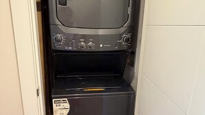 Eine kompakte Wasch- und Trockner-Kombination mit Bedienfeld, einem sichtbaren ENERGY STAR-Siegel und einem Türgriff.